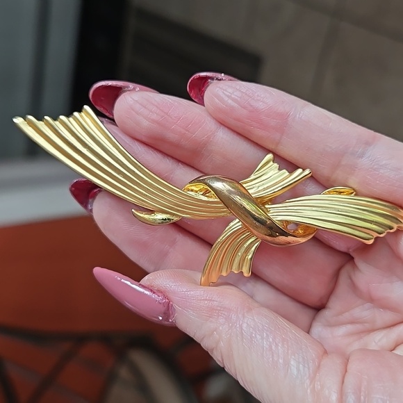 Vintage Jewelry - Gold Tone Brooch Pin Big Size Brooch Pin
